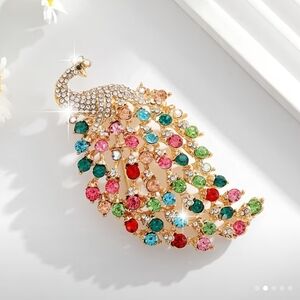 🆕️🦚 MULTI-COLOURED RHINESTONE ENCRUSTED PEACOCK BROOCH PIN🦚